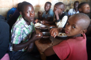 Zahlreiche Kinder in der Großstadt Bukavu leben auf der Straße und hungern. Im Zentrum unserer Partnerorganisation PEDER erhalten sie täglich eine warme Mahlzeit.