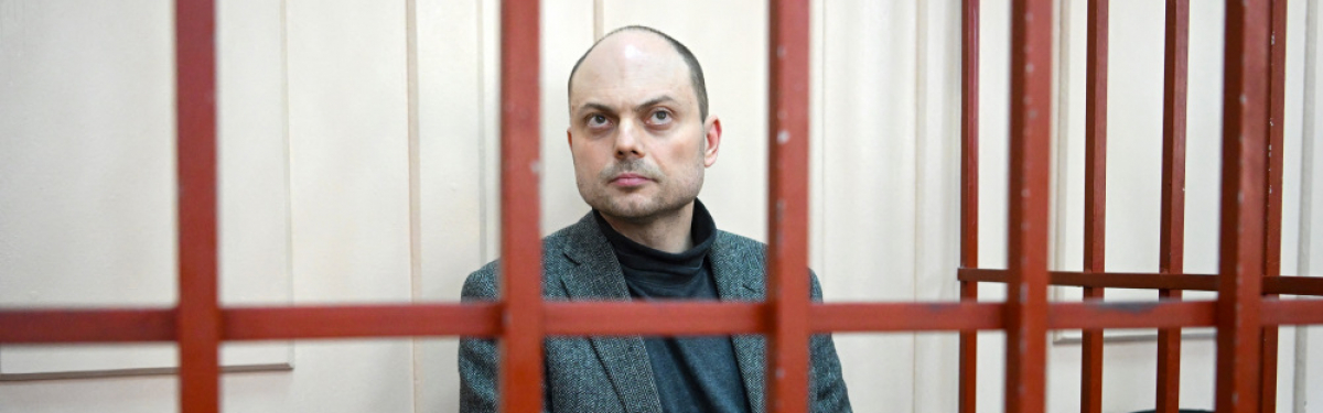 Der russische Aktivist Wladimir Kara-Mursa hat den Krieg gegen die Ukraine öffentlich verurteilt – dafür wurde er zu der beispiellos hohen Strafe von 25 Jahren Straflager verurteilt.