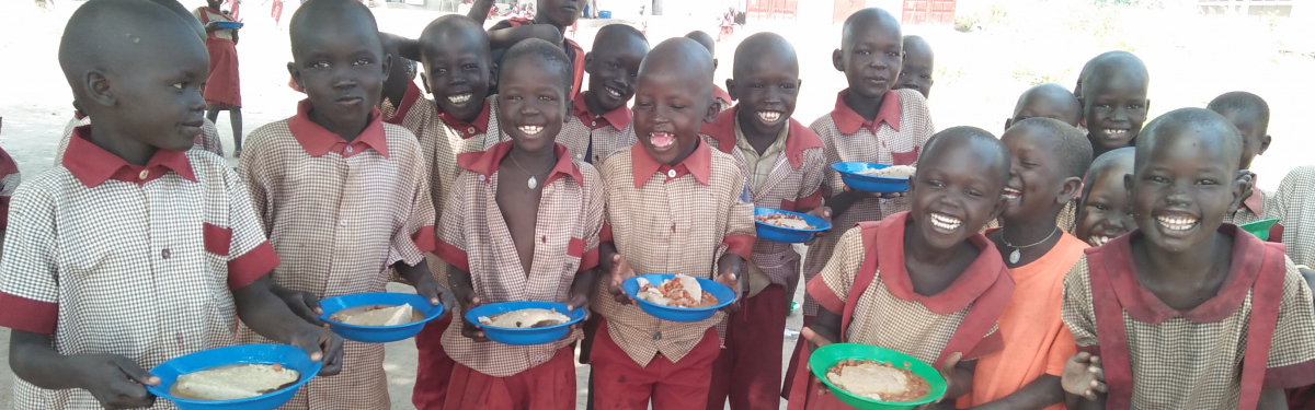 Mit Ihrer Spende können die Teller der Schulkinder in Maker Kuei jeden Tag gefüllt werden. Die Kinder sagen von Herzen „Danke!“