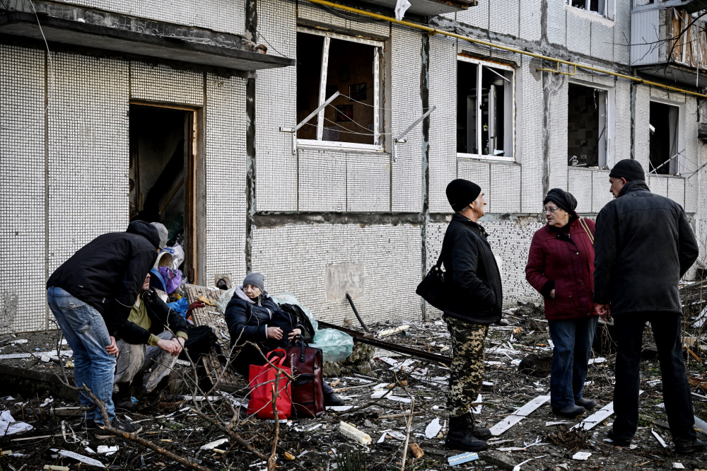 000_323T8EX_AFP_Aris Messinis_1.jpg Zivilisten sollten durch das humanitäre Völkerrecht geschützt sein. In Tschuhujiw und anderen Städten kommt es dennoch zu militärischen Angriffen.