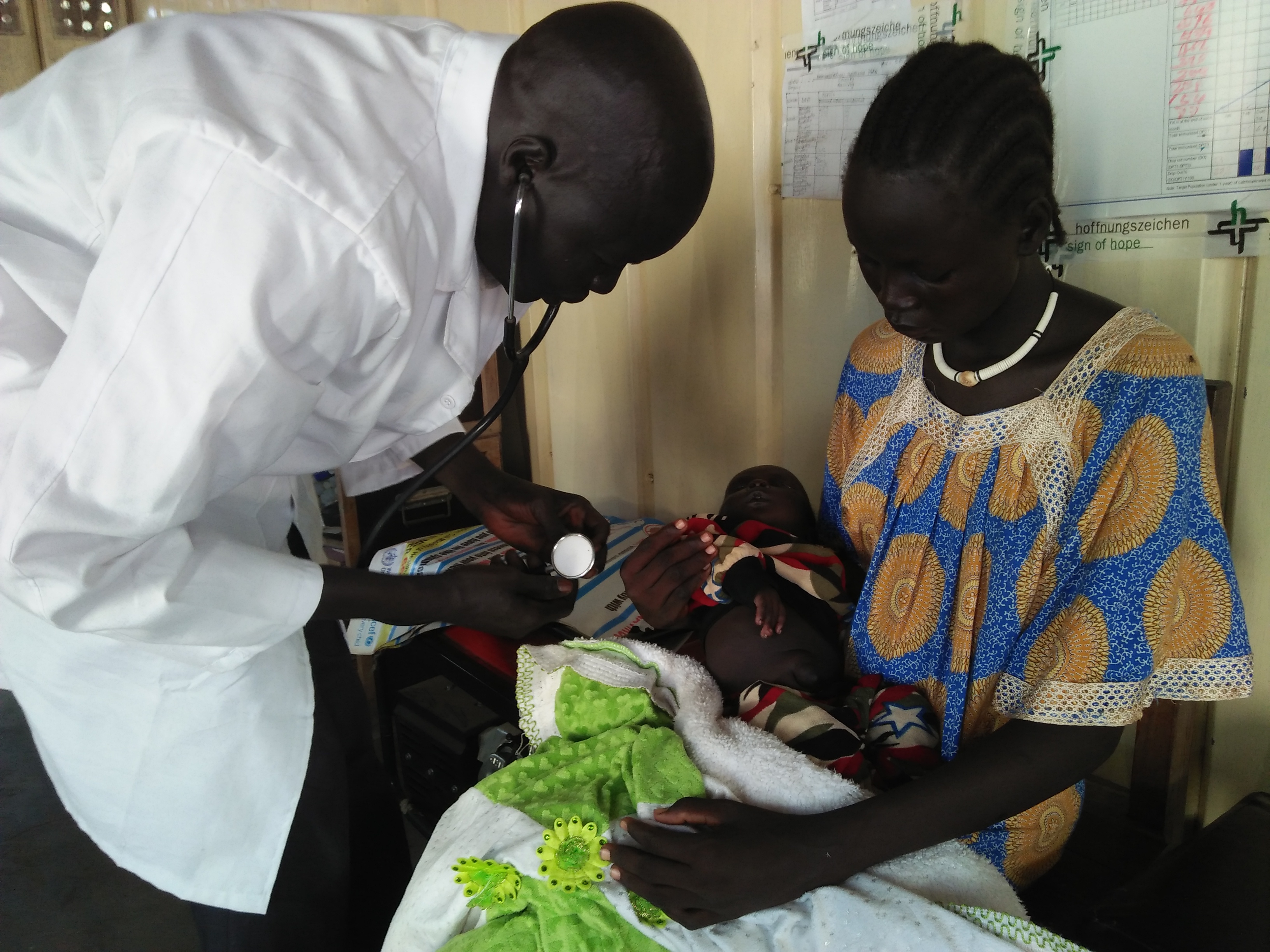Abraham Makuei, Ernährungsberater der Krankenstation, registriert die lebensbedrohliche Unterernährung von Aruai und erkennt zudem, dass sie an Malaria erkrankt ist. Abraham Makuei, Ernährungsberater der Krankenstation, registriert die lebensbedrohliche Unterernährung von Aruai und erkennt zudem, dass sie an Malaria erkrankt ist.