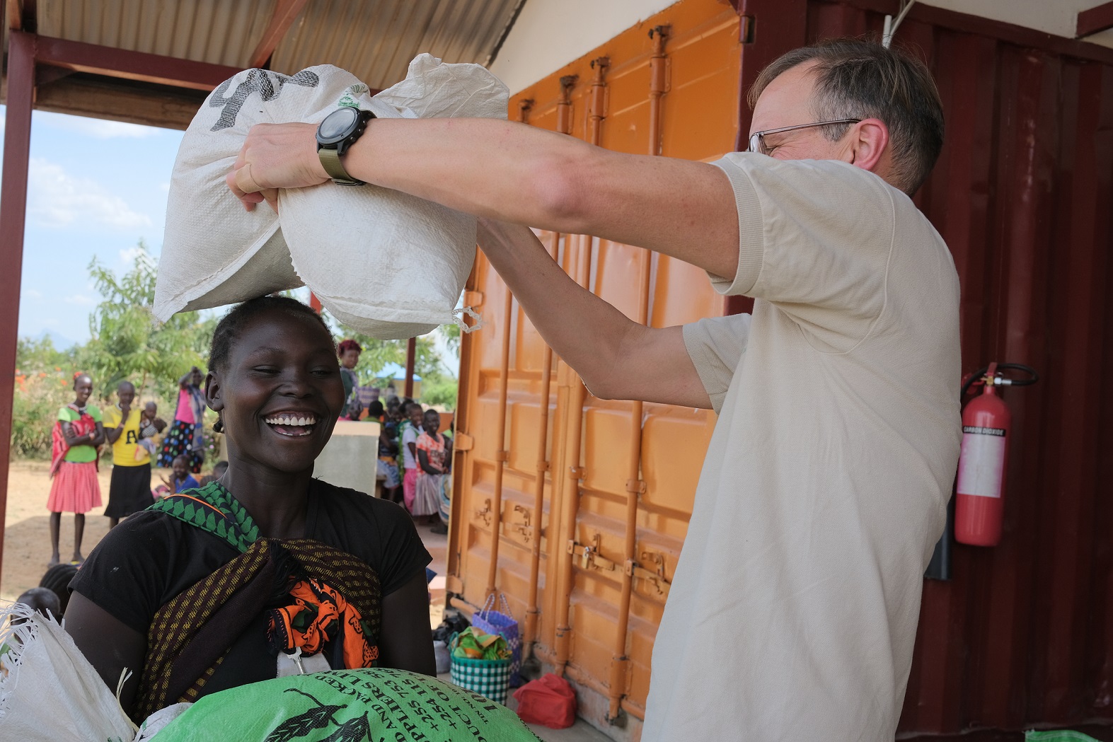 Die Freude ist groß bei den Empfängerinnen: Säcke mit Mais, Reis, Bohnen, Öl,  Zucker und Salz ermöglichen ihnen einige Wochen lang die Zubereitung von gesunden und nahrhaften Mahlzeiten für sich und ihre Familien.