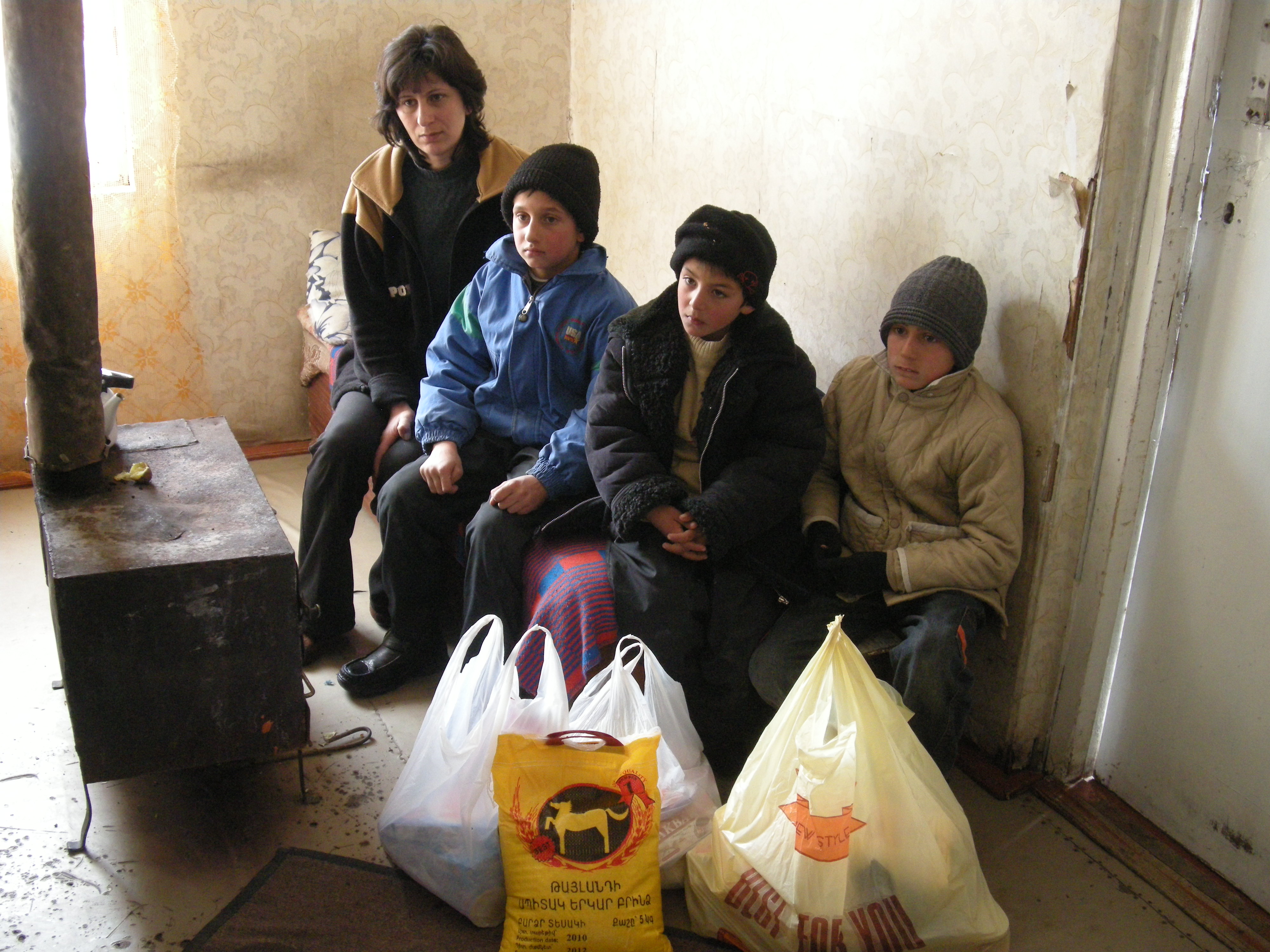 Viele Familien im Norden Armeniens leiden Not, weil die Eltern keine Arbeit haben oder das Einkommen nicht für die Bedürfnisse reicht. Oft essen Kinder und Erwachsene nur einmal am Tag. Wir helfen mit Nahrungsmittelpaketen. Viele Familien im Norden Armeniens leiden Not, weil die Eltern keine Arbeit haben oder das Einkommen nicht für die Bedürfnisse reicht. Oft essen Kinder und Erwachsene nur einmal am Tag. Wir helfen mit Nahrungsmittelpaketen.