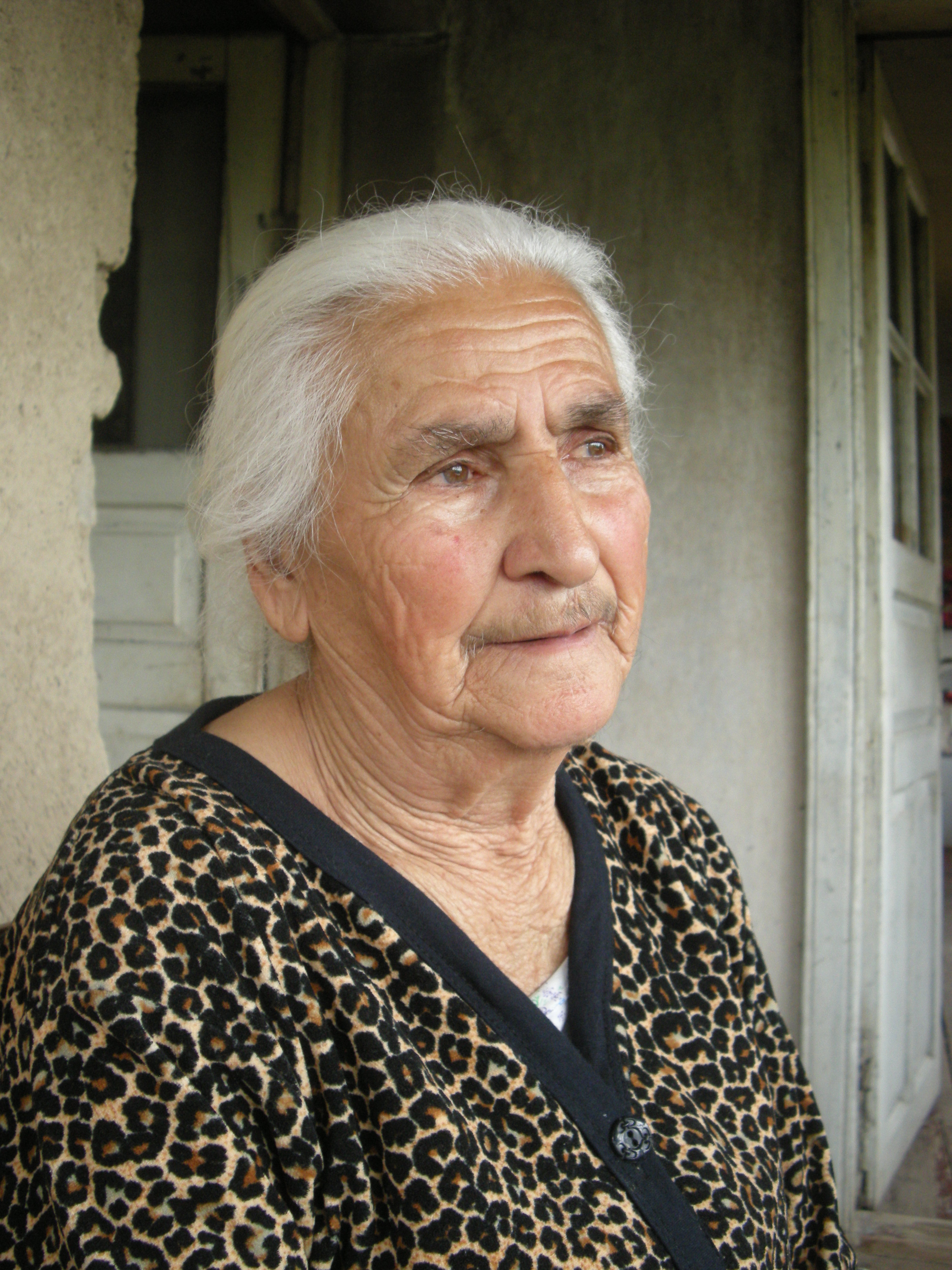Seda Grigorjan hat ihren Ehemann vor fast 30 Jahren im Krieg verloren. Ihre Tochter starb an Krebs. Die 79-Jährige ist ganz allein und lebt in bitterer Armut. Ihre große Angst ist, dass der Krieg wieder ausbricht. Seda Grigorjan hat ihren Ehemann vor fast 30 Jahren im Krieg verloren. Ihre Tochter starb an Krebs. Die 79-Jährige ist ganz allein und lebt in bitterer Armut. Ihre große Angst ist, dass der Krieg wieder ausbricht.