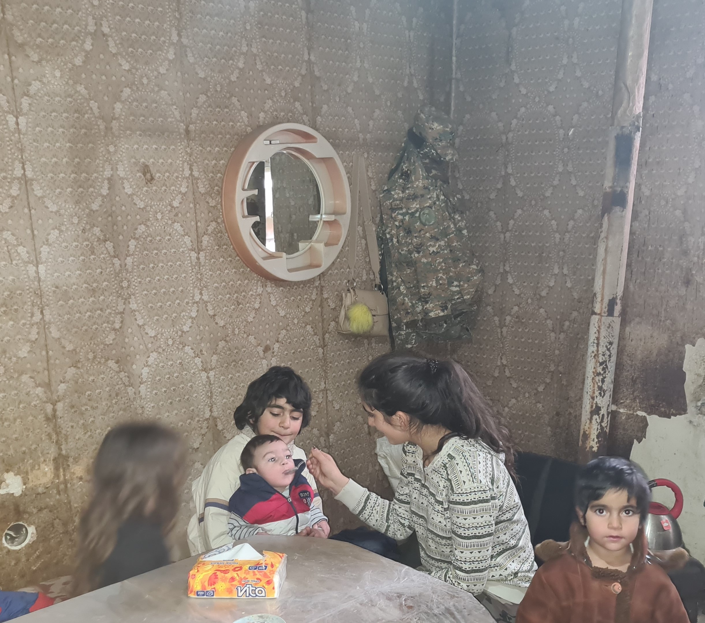 Die neun Kinder der Familie Harutyunyan sind meist auf sich gestellt – die Mutter liegt wegen einer Krebserkrankung in einer Klinik. Die Familie floh aus Bergkarabach nach Armenien und lebt nun fast mittellos in einer Notunterkunft. Die neun Kinder der Familie Harutyunyan sind meist auf sich gestellt – die Mutter liegt wegen einer Krebserkrankung in einer Klinik. Die Familie floh aus Bergkarabach nach Armenien und lebt nun fast mittellos in einer Notunterkunft.
