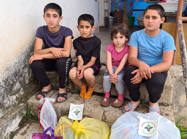 Die Kinder der Familie Gharabekyan sind allein zu Hause, als unsere Mitarbeiter Hilfsgüter überbringen. Die Familie musste wegen des Krieges aus ihrem Heimatort fliehen und lebt jetzt in einem anderen Dorf in Bergkarabach. Die Kinder der Familie Gharabekyan sind allein zu Hause, als unsere Mitarbeiter Hilfsgüter überbringen. Die Familie musste wegen des Krieges aus ihrem Heimatort fliehen und lebt jetzt in einem anderen Dorf in Bergkarabach.