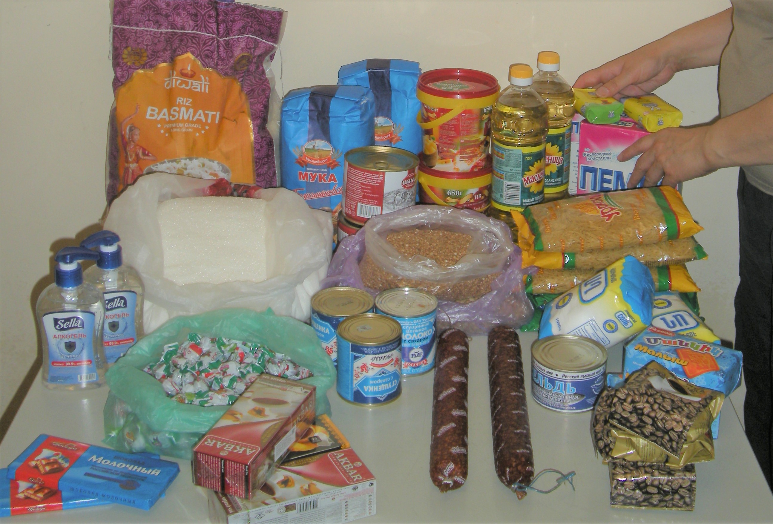 Ein Hilfspaket von Hoffnungszeichen enthält Nahrungsmittel wie Reis, Nudeln oder Speiseöl sowie Konserven, Dauerwurst und auch Wasch- und Desinfektionsmittel. Es hilft einer verarmten Familie mehrere Wochen. Ein Hilfspaket von Hoffnungszeichen enthält Nahrungsmittel wie Reis, Nudeln oder Speiseöl sowie Konserven, Dauerwurst und auch Wasch- und Desinfektionsmittel. Es hilft einer verarmten Familie mehrere Wochen.