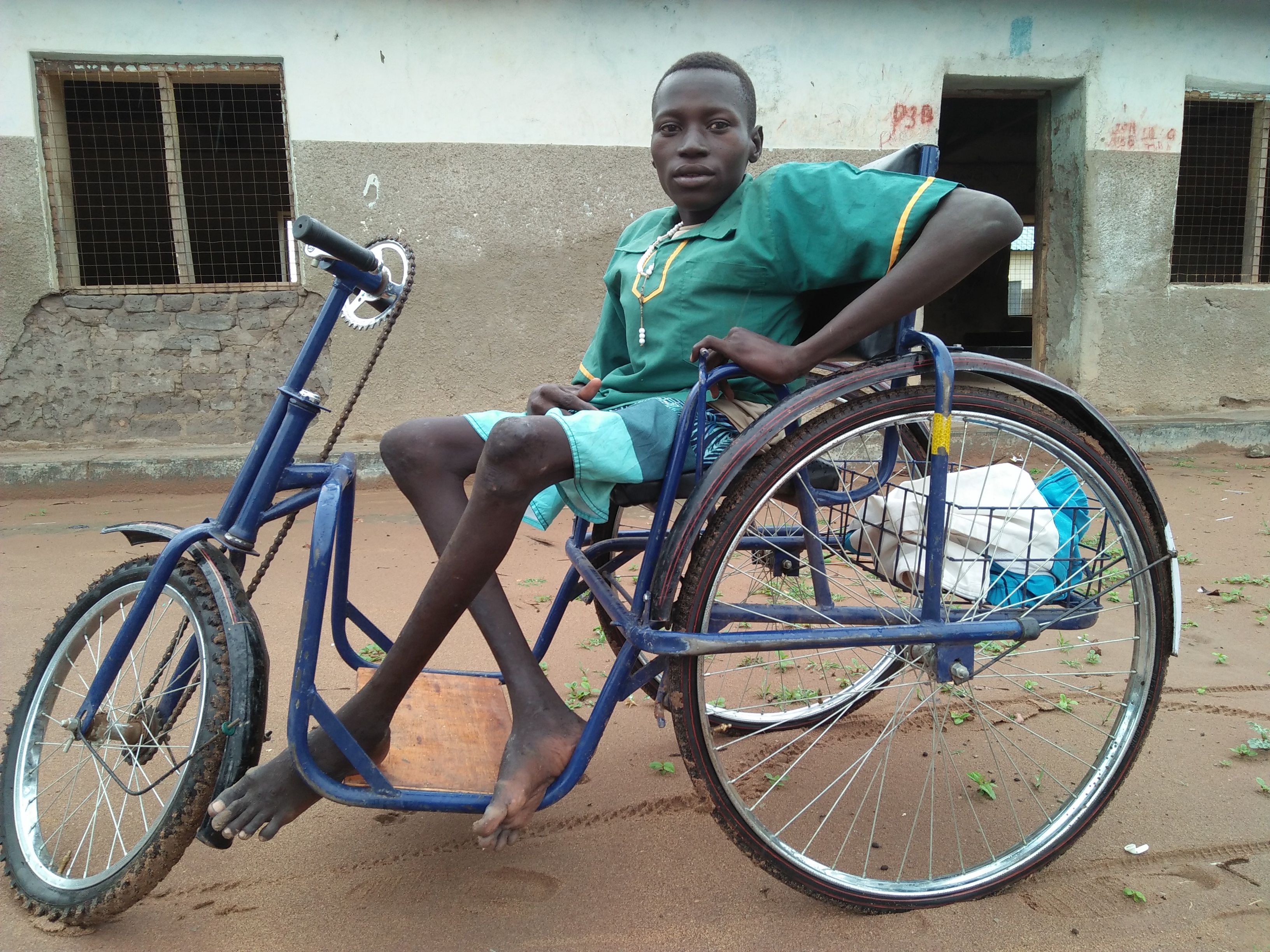 Durch das Förderprojekt hat John Barrabas ein sogenanntes „Handbike“ erhalten, mit dem der gelähmte 20-Jährige den Schulweg bewältigt. Ansonsten wäre das unmöglich.