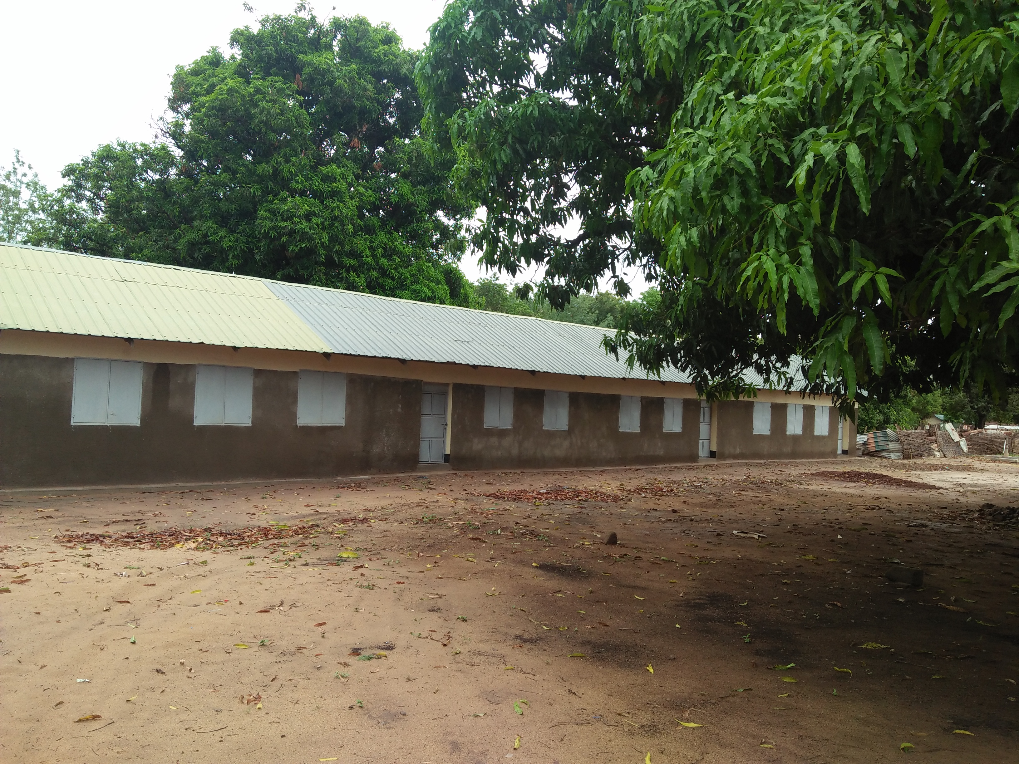 Johns Schule, die Comboni-Grundschule, ist eine der zwölf Schulen in der Diözese Rumbek, die dank des Projektes neue Unterrichtsräume erhalten. Sobald die  coronabedingte Schulschließung aufgehoben wird, beginnt für John in den frisch renovierten Räumen der Unterricht.