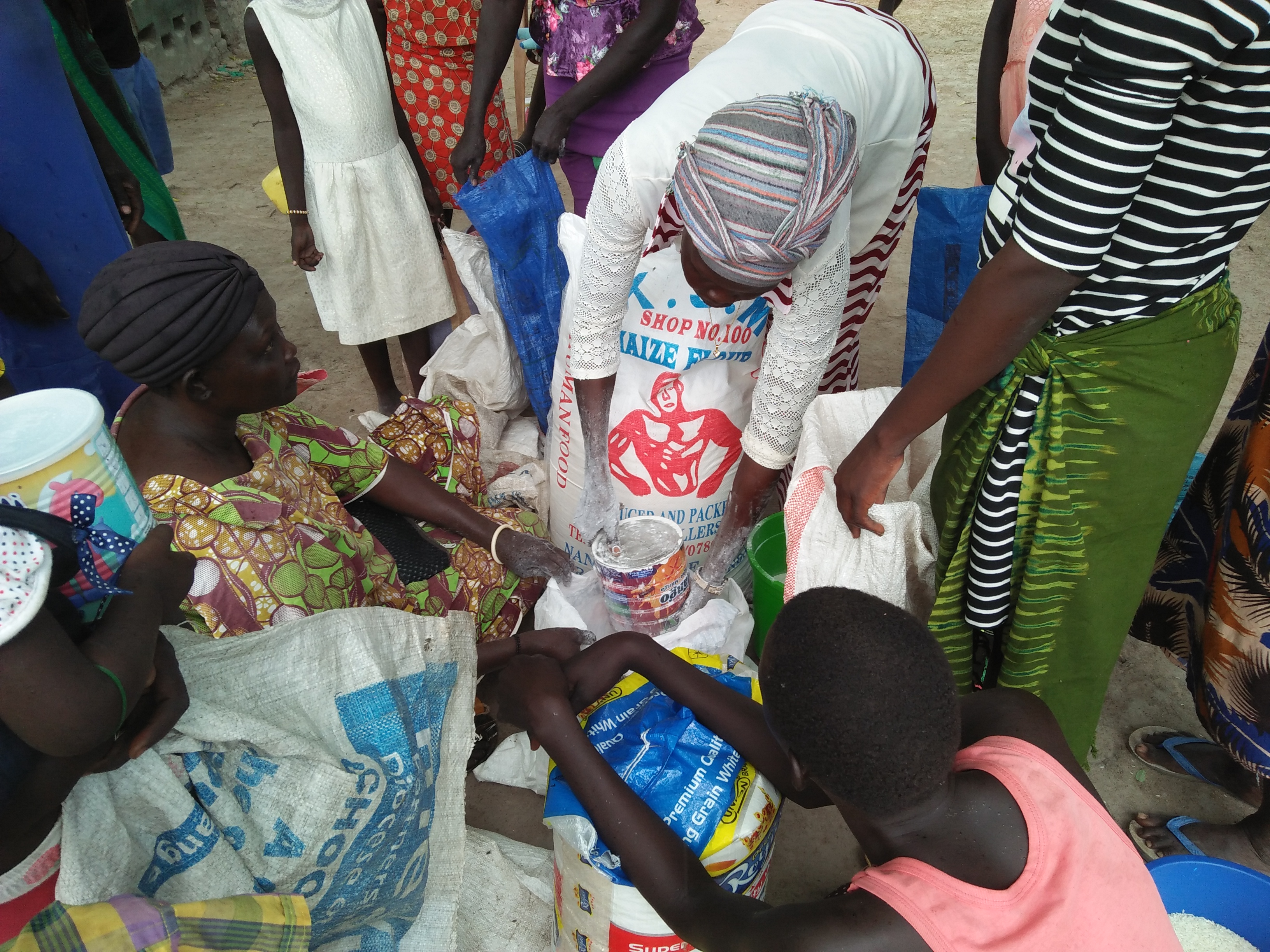 Hilfslieferungen nehmen Notleidenden die Sorge um die tägliche Mahlzeit. Begünstigte erhalten Nahrungsmittel wie Sorghum-Mehl, Bohnen und Reis.