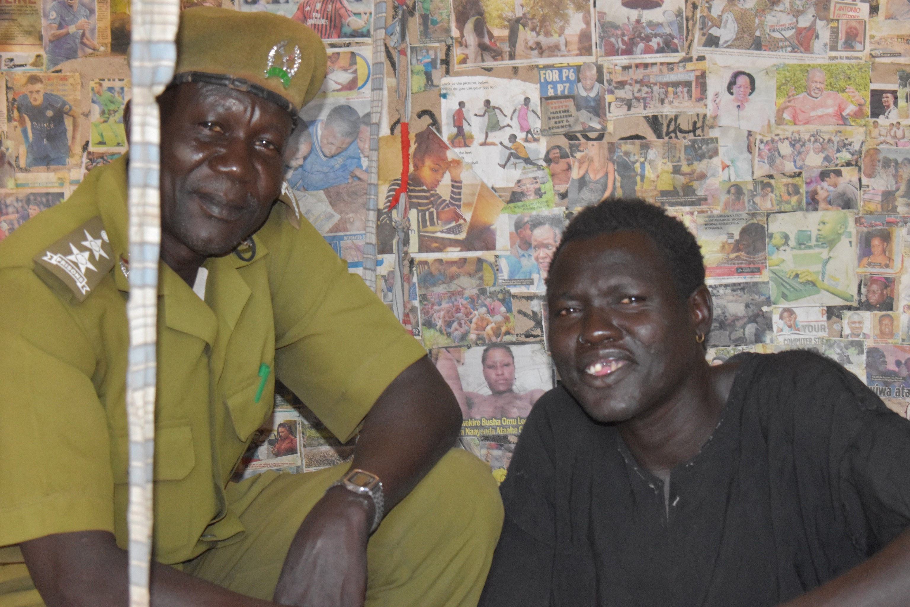 Auch Gefängniswärter Jacob Maker setzt sich für die Kranken ein und möchte ihnen eine Perspektive schenken; dank einer medizinischen Ausbildung im Rahmen des Hoffnungszeichen-Projektes kann er bei der Genesung helfen.