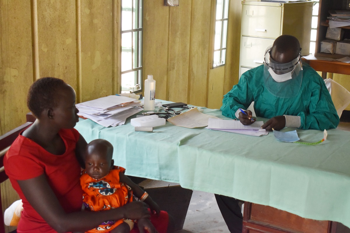Viele Mütter kommen mit ihren Kindern in die Klinik nach Rumbek in der Hoffnung auf Hilfe. Viele Mütter kommen mit ihren Kindern in die Klinik nach Rumbek in der Hoffnung auf Hilfe. Ernährungsberater Chol Ajuong nimmt sich für jeden kleinen Patienten Zeit …