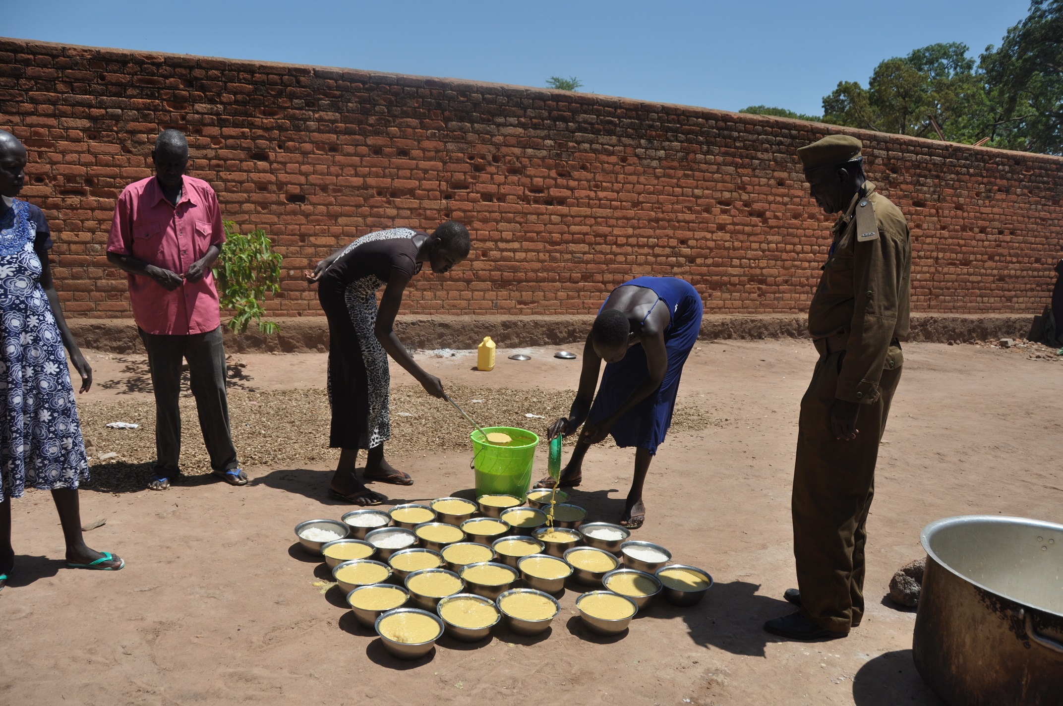 Mit Schulungen für das Personal, Medikamenten, Kleidung und Nahrungsmitteln stehen wir den Erkrankten bei. Bitte bleiben auch Sie an der Seite der Menschen, damit sie eine Zukunftschance bekommen.
