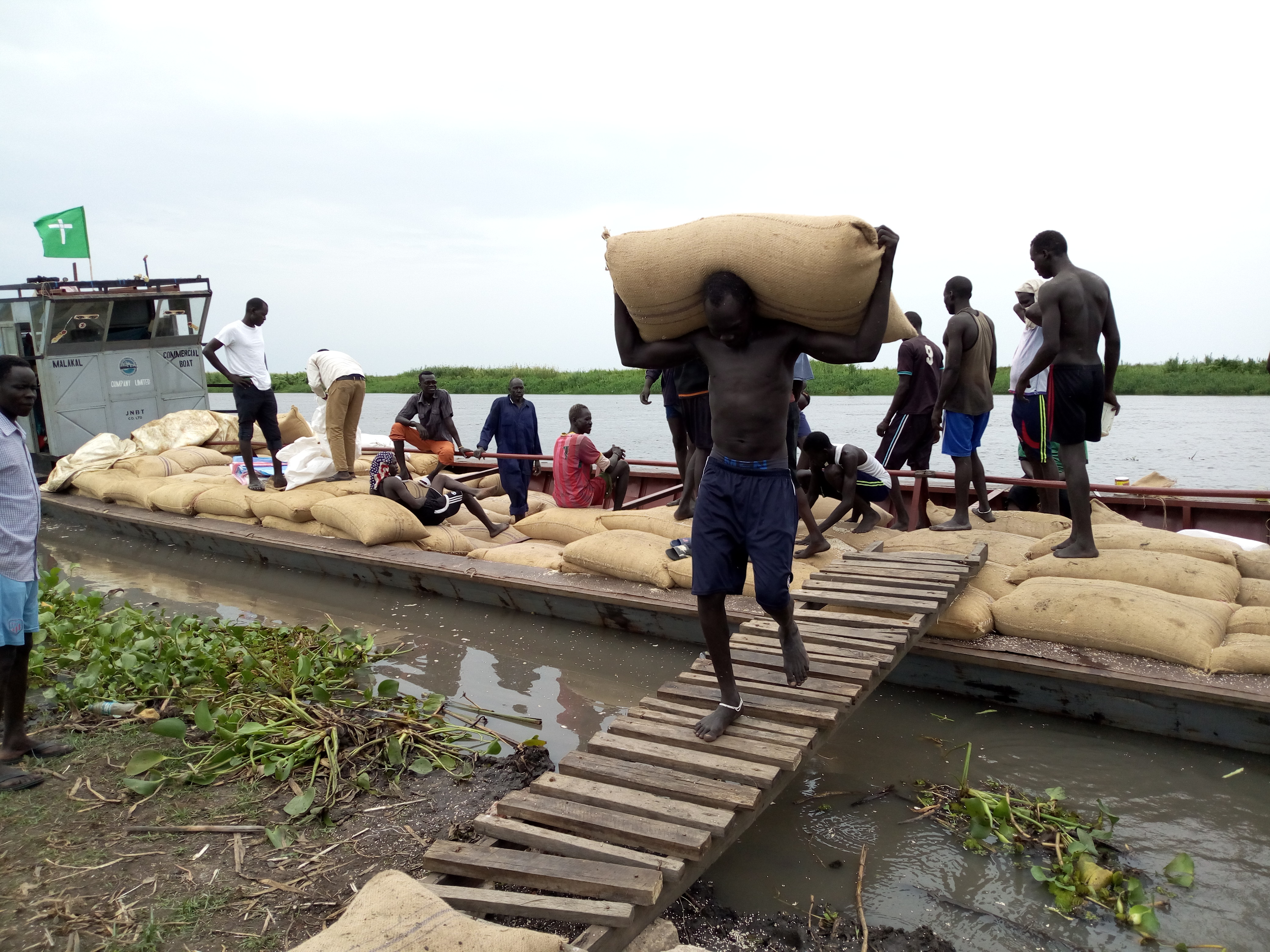 Um den Rückkehrern ihren Neustart zu ermöglichen, möchten wir 750 besonders bedürftige Familien mit Nahrungsmitteln unterstützen. Das abgelegene Dorf ist am besten auf dem Wasserweg zu erreichen.