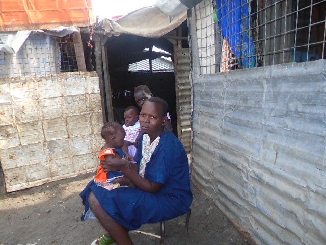 Angesa George versucht, ihre vier Kinder mit den Erträgen ihres kleinen Feldes  zu ernähren, doch Überschwemmungen machten ihre erste Ernte zunichte.  Ohne die Lebensmittel von Hoffnungszeichen käme die Familie nicht zurecht.