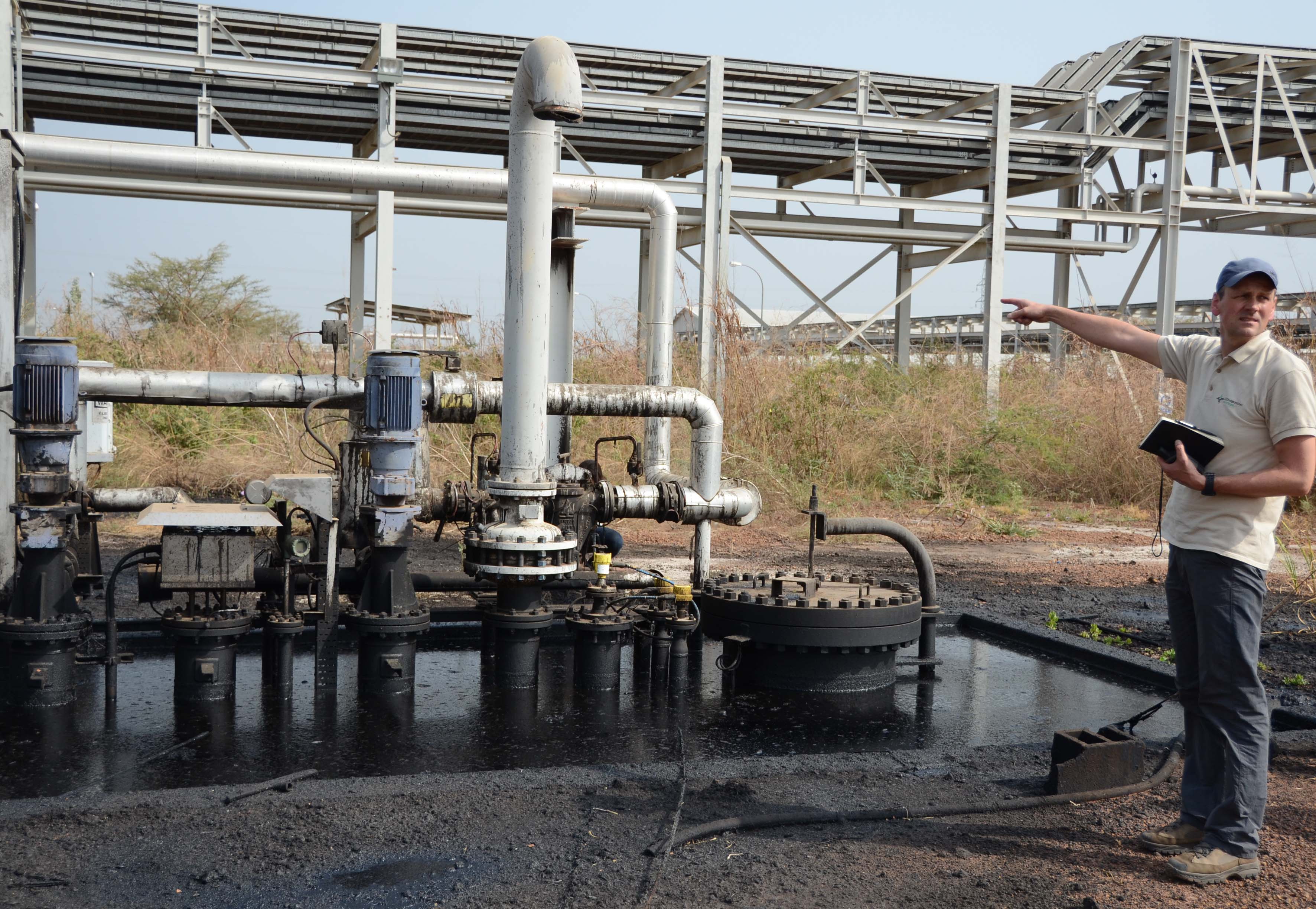 Mit einem Team aus Wissenschaftlern dokumentierte Menschenrechtsexperte Klaus Stieglitz die unsachgemäße Förderung und Verarbeitung von Rohöl – hier in der Weiterverarbeitungsanlage von Thar Jath. Mit einem Team aus Wissenschaftlern dokumentierte Menschenrechtsexperte Klaus Stieglitz die unsachgemäße Förderung und Verarbeitung von Rohöl – hier in der Weiterverarbeitungsanlage von Thar Jath.