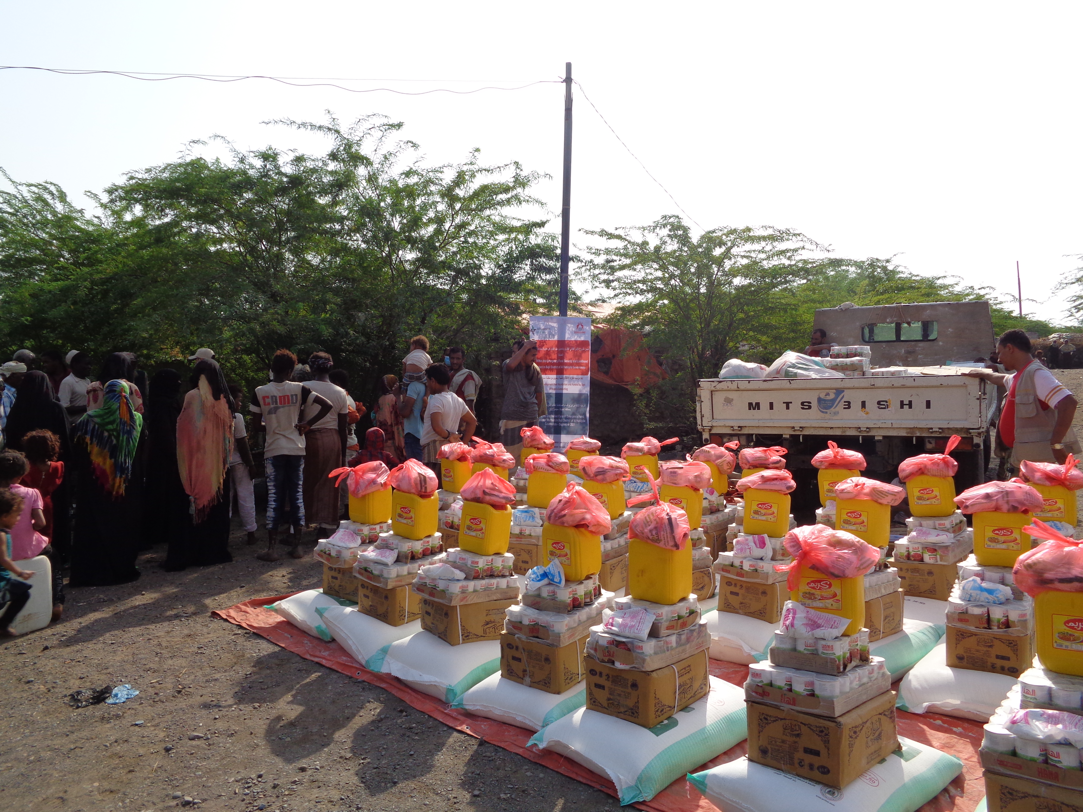 Gemeinsam mit unserem einheimischen Projektpartner helfen wir Familien wie der von Marwa durch die Verteilung von Nahrungsmitteln bzw. durch die Ausgabe von Lebensmittelgutscheinen.