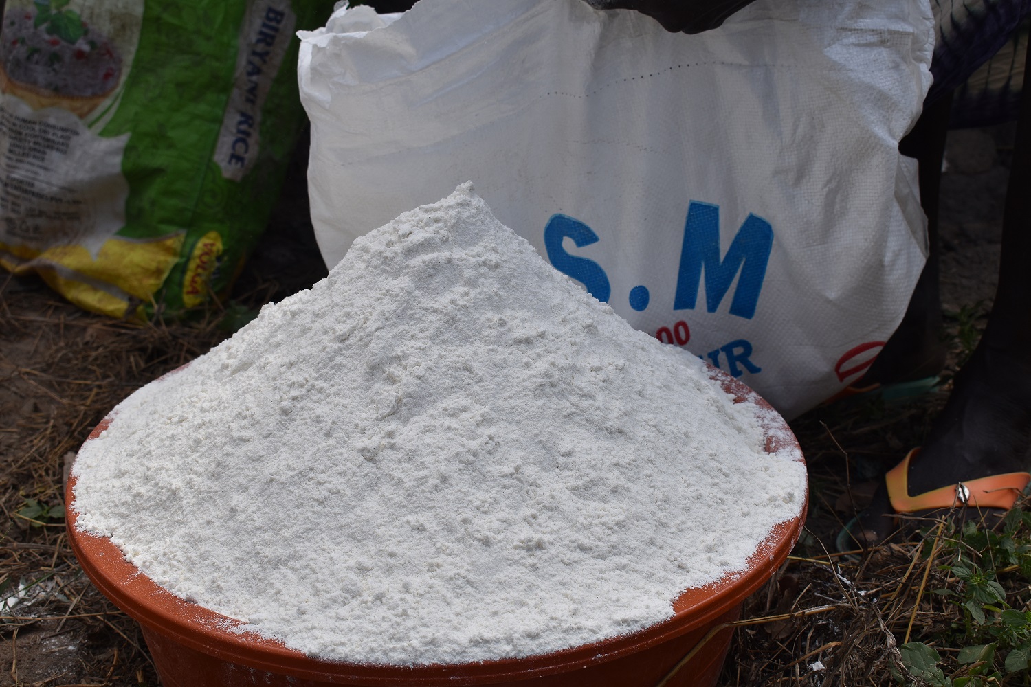 In den Hilfspaketen befinden sich wichtige Grundnahrungsmittel wie Maismehl, die den Hunger der Ärmsten für mindestens einen Monat stillen.