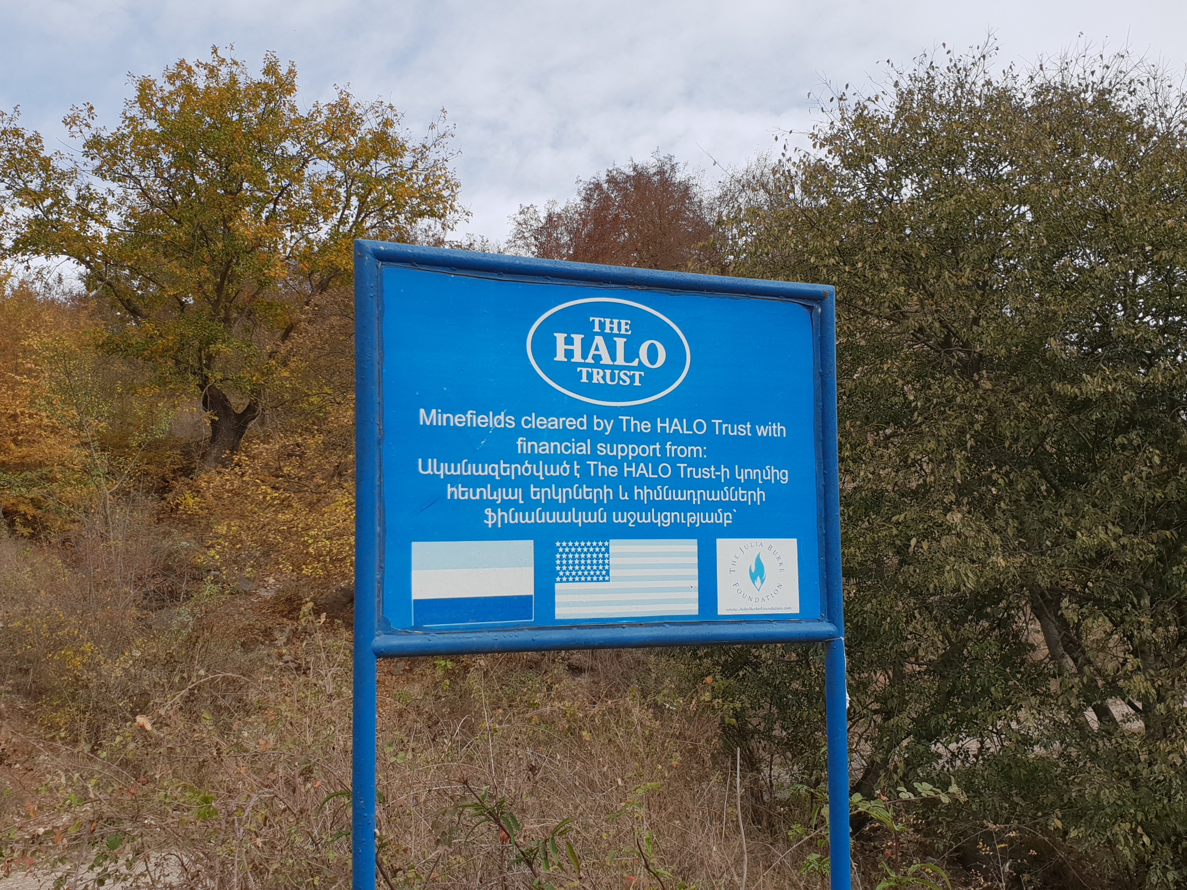 Noch immer sind weite Teile Bergkarabachs vermint. Blaue Schilder der Organisation HALO Trust zeigen, welche Gebiete Minen-frei sind. Ständige Angst vor einem erneuten Kriegsausbruch und Armut zermürben die Menschen.