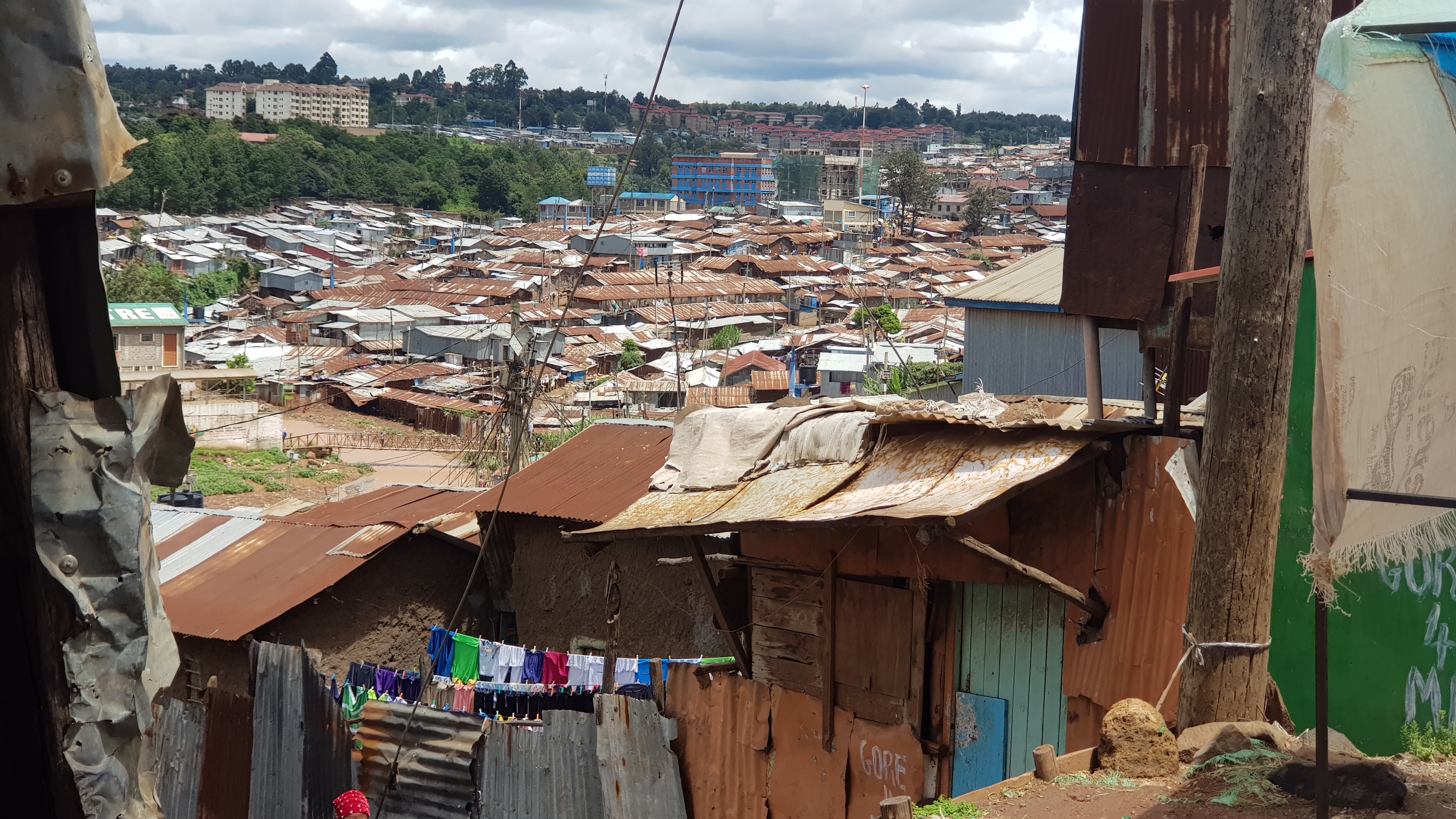 Kibera gilt mit rund 250.000 Menschen als größter Slum Kenias und ganz Afrikas. Eingepfercht in kleinen Wellblechhütten leben viele der Familien von umgerechnet weniger als einem Euro am Tag in extremer Armut. Kibera gilt mit rund 250.000 Menschen als größter Slum Kenias und ganz Afrikas. Eingepfercht in kleinen Wellblechhütten leben viele der Familien von umgerechnet weniger als einem Euro am Tag in extremer Armut.