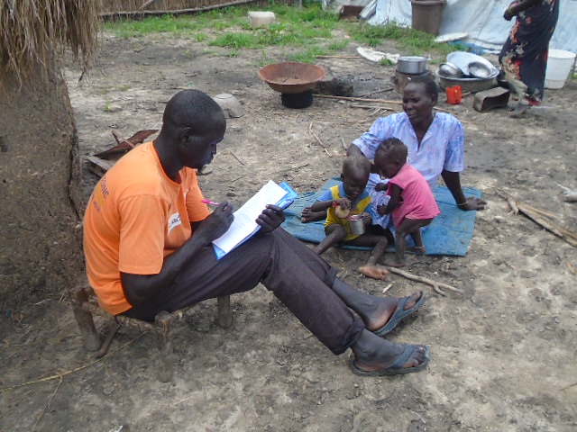Ein Mitarbeiter der Diözese Malakal im Gespräch mit Bewohnern Tongas: Viele  erzählen ihm von ihren Fluchterfahrungen und den aktuellen Sorgen, die sie als  Rückkehrer in der Heimat plagen. Ein Mitarbeiter der Diözese Malakal im Gespräch mit Bewohnern Tongas: Viele  erzählen ihm von ihren Fluchterfahrungen und den aktuellen Sorgen, die sie als  Rückkehrer in der Heimat plagen.
