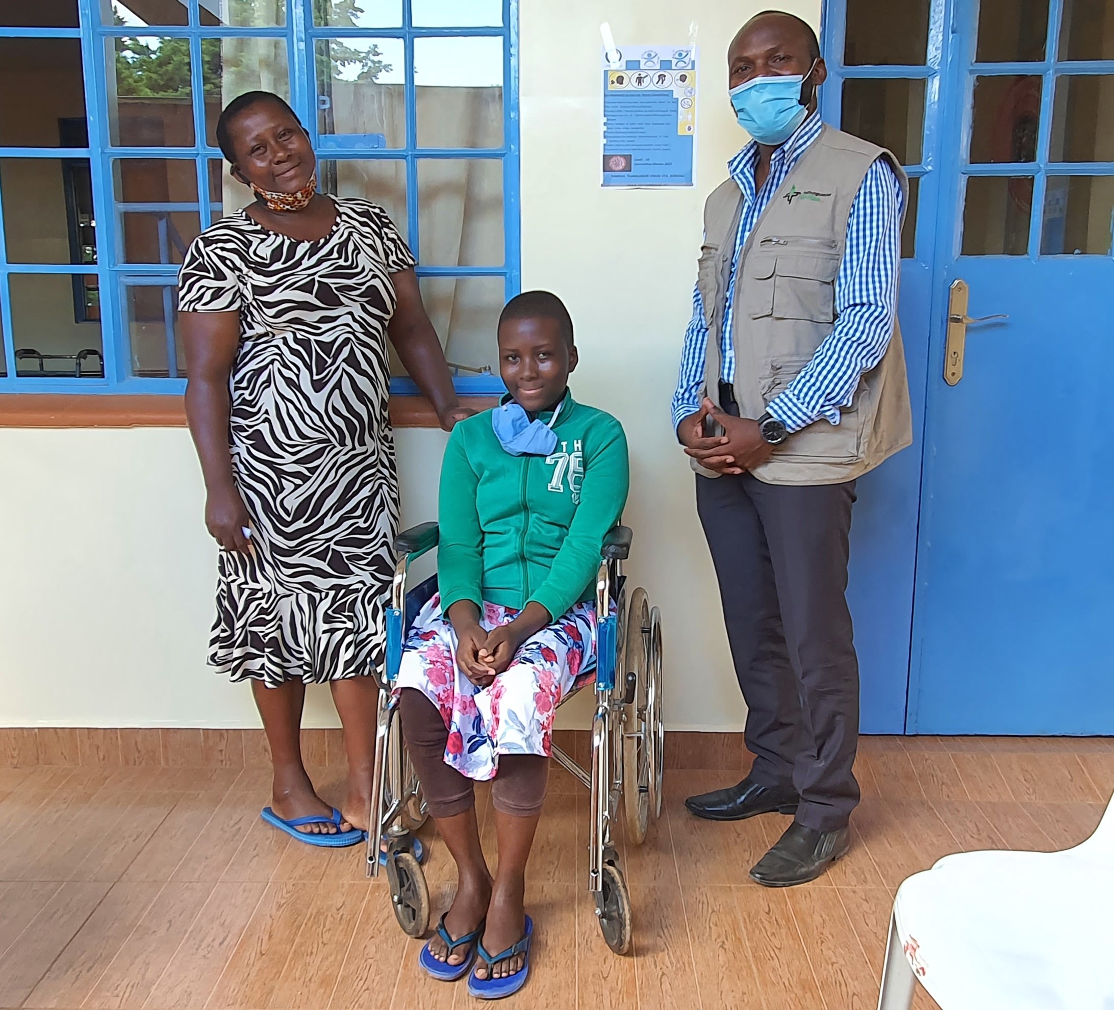 So ergeht es auch der Familie von Mary Akinyi. Die Frau und ihre körperbehinderte Tochter Mildred schildern unserem Mitarbeiter Solomon Kamuti ihre Sorgen und Ängste. Mit Hilfsgütern möchten wir den Menschen in Kibera beistehen. So ergeht es auch der Familie von Mary Akinyi. Die Frau und ihre körperbehinder- te Tochter Mildred schildern unserem Mitarbeiter Solomon Kamuti ihre Sorgen und Ängste. Mit Hilfsgütern möchten wir den Menschen in Kibera beistehen.