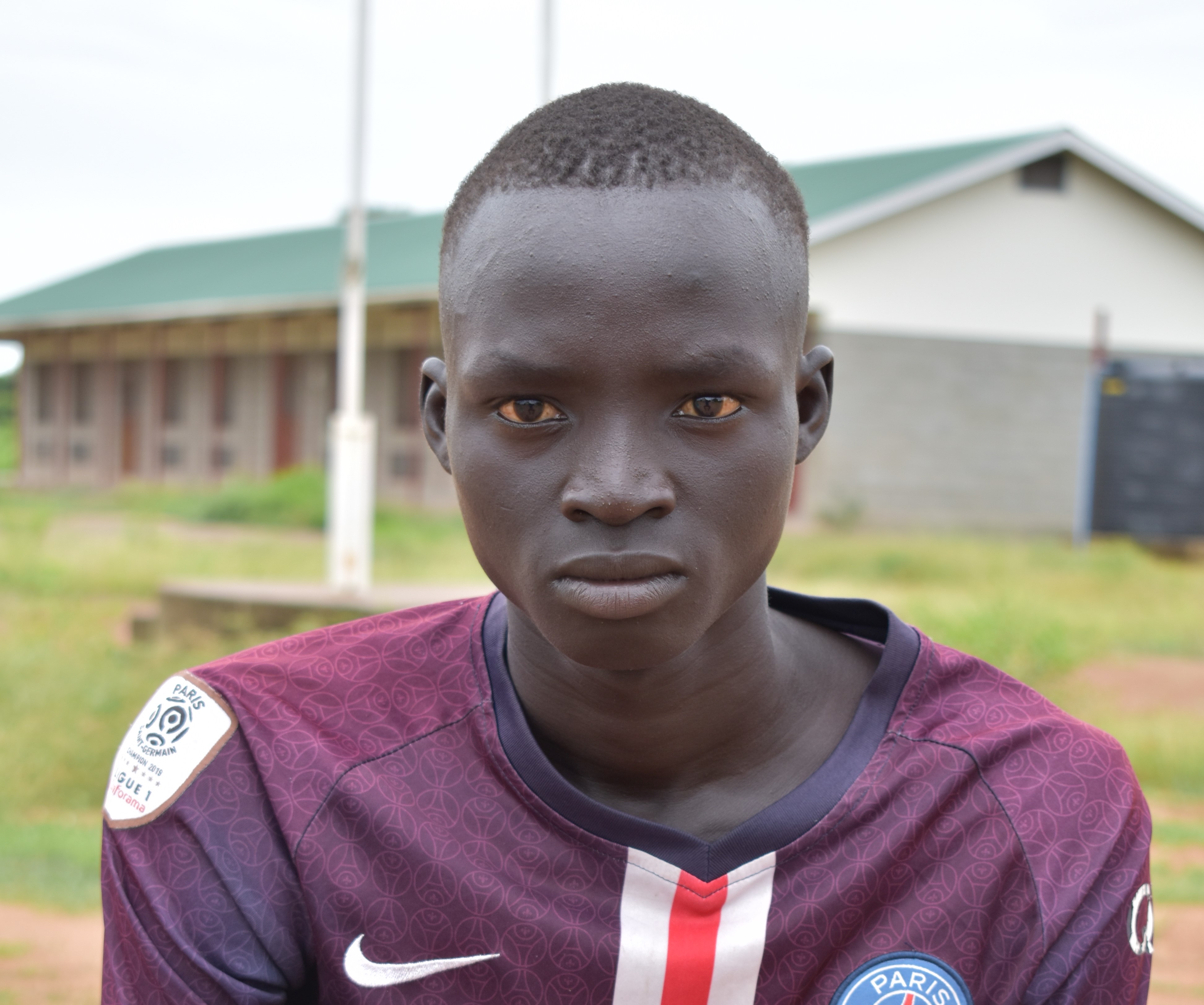 Abraham Majok Rou (19) hat die Loreto-Schule erfolgreich absolviert und ist inzwischen auf einer weiterführenden Schule. Sein großer Wunsch ist, eines Tages zu studieren.