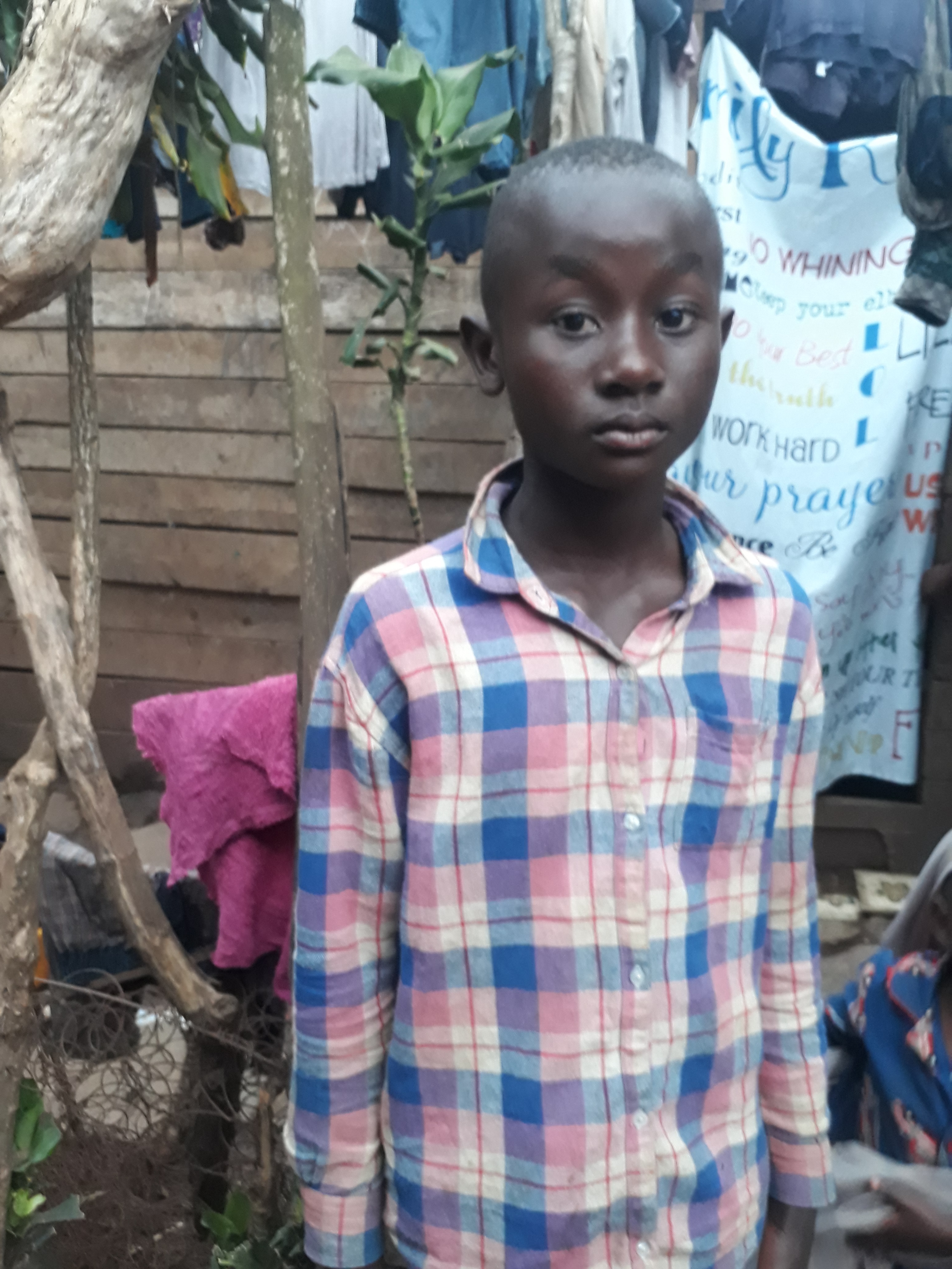 Erik Faraja (16) litt als Straßenkind unter Krankheit und Hunger. Bei PEDER erhalten Kinder wie er Zuflucht und mit Unterstützung von Hoffnungszeichen ein Mittagessen. Erik Faraja (16) litt als Straßenkind unter Krankheit und Hunger. Bei PEDER erhalten Kinder wie er Zuflucht und mit Unterstützung von Hoffnungszeichen ein Mittagessen.