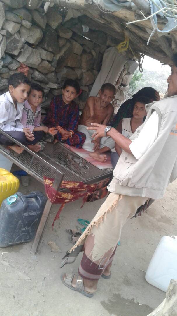 Der 81-jährige Talib Aqila’an (Mitte) lebt mit seinen Kindern als Binnenflüchtling in einer Notbehausung. Die Angst zu verdursten kostet den alten Mann alle Kraft.