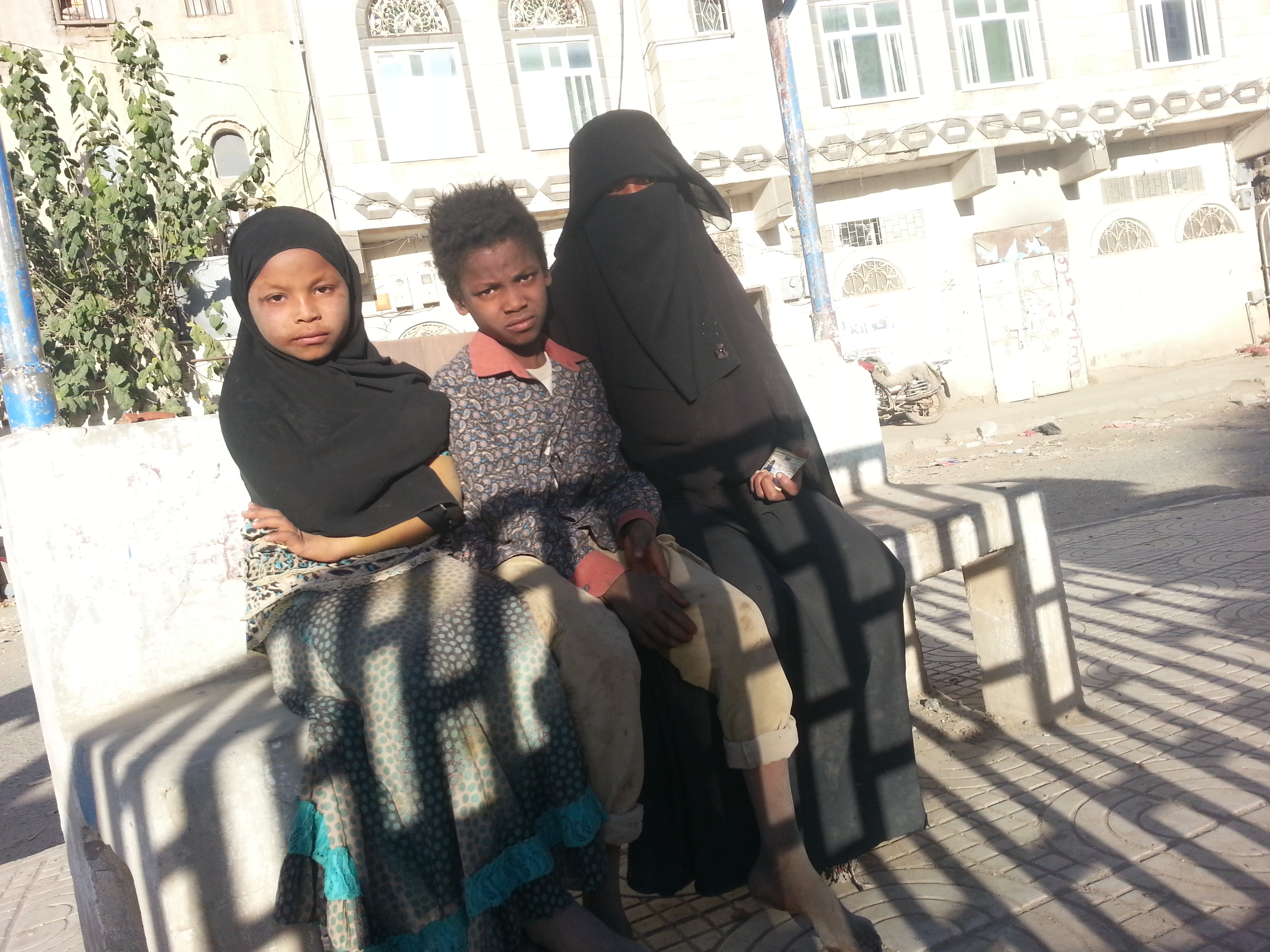 Maisoon (rechts) lebt seit zwei Jahren mit ihren Kindern in Rada’a, nachdem ihr Mann bei Kämpfen getötet wurde und sie aus ihrer Heimatstadt Al-Hudaida fliehen musste. Die Familie lebt vom Betteln und leidet oft Hunger. Maisoon (rechts) lebt seit zwei Jahren mit ihren Kindern in Rada’a, nachdem ihr Mann bei Kämpfen getötet wurde und sie aus ihrer Heimatstadt Al-Hudaida fl iehen musste. Die Familie lebt vom Betteln und leidet oft Hunger.