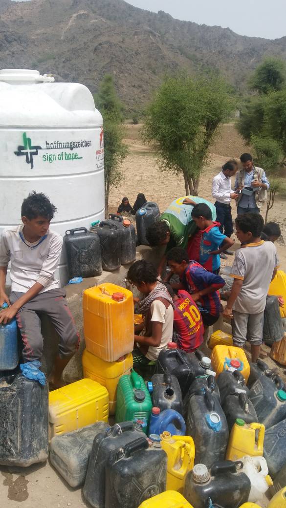 Mehr als die Hälfte der Bevölkerung im Jemen hat keinen Zugang zu sauberem Trinkwasser. Der Andrang an den Wasserausgabestellen von Hoffnungszeichen ist groß.