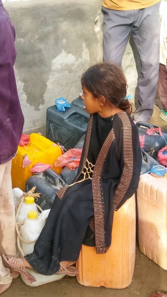 Das quälende Warten auf Wasser soll langfristig ein Ende haben – das geplante Versorgungssystem soll rund 1.700 Menschen nachhaltig mit sauberem Wasser versorgen – darunter viele Binnenflüchtlinge und Kinder.