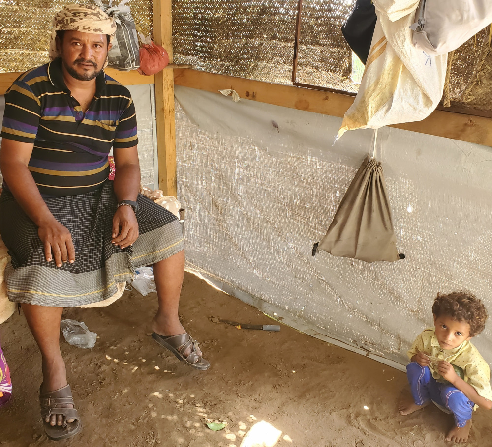 Omar Hassan (li.) musste mit seiner Familie vor den Kampfhandlungen in seiner Heimatstadt fliehen und lebt in einem Flüchtlingslager. Der Familie mangelt es an allem. Omar Hassan (li.) musste mit seiner Familie vor den Kampfhandlungen in seiner Heimatstadt fliehen und lebt in einem Flüchtlingslager. Der Familie mangelt es an allem.