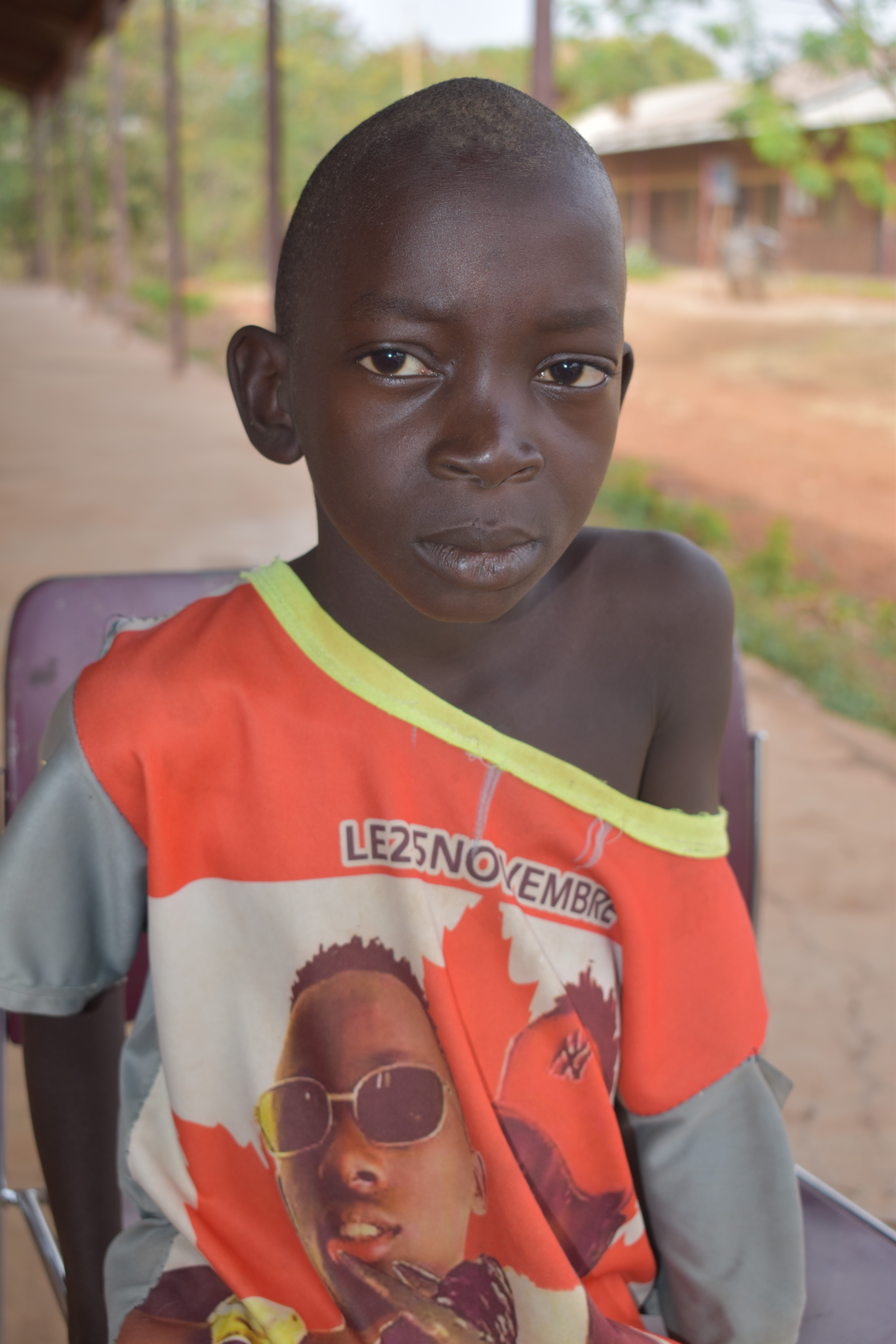 Dem fünfjährigen Waisen Yohana Alexi ist sein schweres Schicksal ins Gesicht  geschrieben; er wirkt viel älter als er ist. Das Kind ist unterernährt, obwohl  seine Ziehmutter alles versucht, um ihn und ihre eigene Familie zu versorgen.