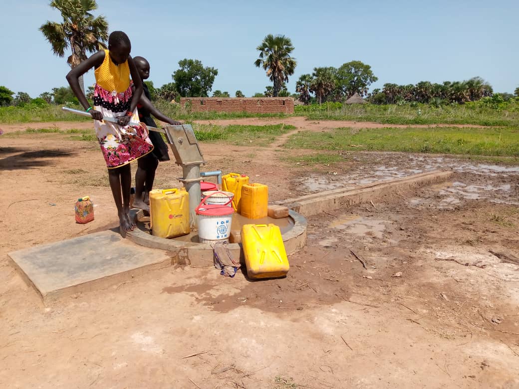 Die Wasserversorgung im Südsudan ist prekär – auch viele Bildungseinrichtungen sind betroffen. Schüler müssen lange Wege zu den Dorfbrunnen zurücklegen. Doch diese bieten oft nicht genug Wasser für alle Gemeindemitglieder.
