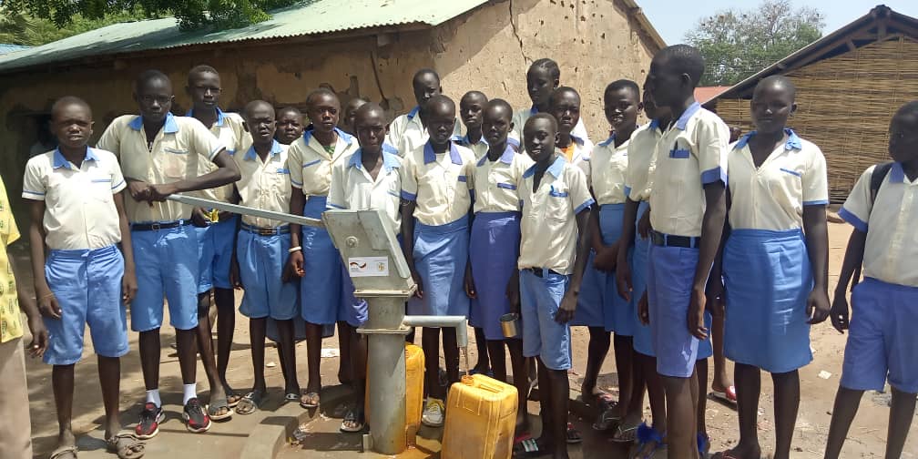 Mit dem Bau von Handbrunnen an vier Grundschulen möchte Hoffnungszeichen die Hygienesituation verbessern und den Kindern endlich einen direkten Zugang zu sauberem Wasser ermöglichen.