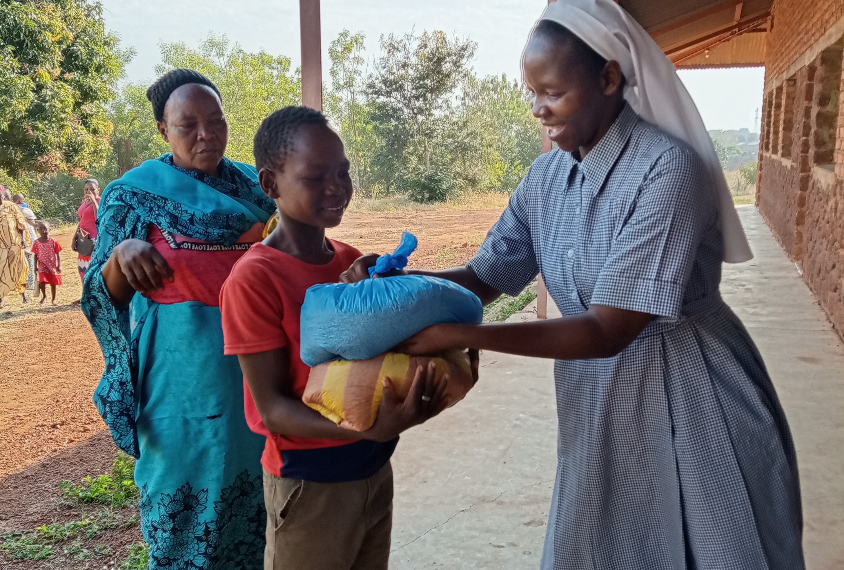 Dank der Hilfe unserer Spenderinnen und Spender konnten wir gemeinsam mit unserem Partner, dem Jesuitenorden, in mehreren Ortschaften Nahrungsmittelpakete an hunderte besonders bedürftige Familien verteilen.