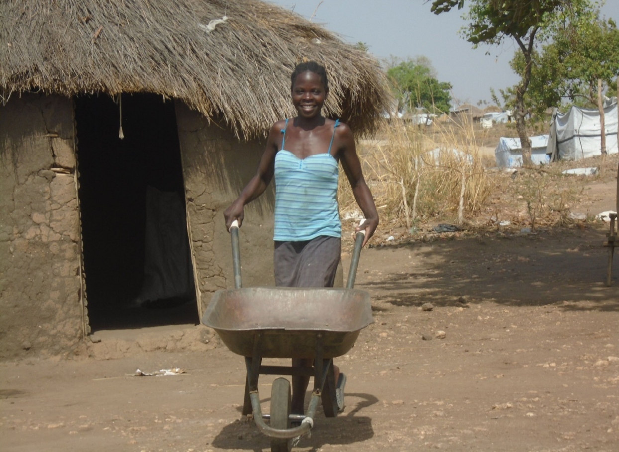 Hoffnung in der Flüchtlingssiedlung: Lilian Sitaraya (24) absolviert eine Ausbildung an der Landwirtschaftsfachschule in Adraa/Uganda. Die Südsudanesin erlernt, wie sie sich und ihre Familie selbst versorgen kann.