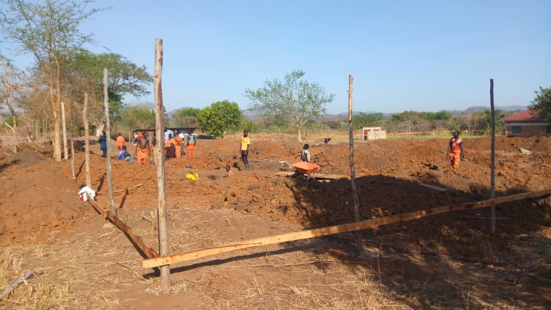 Die meisten Teilnehmer benötigen eine Unterkunft, da ihre Dörfer oder die Flüchtlingscamps zu weit entfernt sind. Die wachsende Schülerzahl erfordert den Bau einer weiteren Herberge – der Baugrund wird bereits vorbereitet.