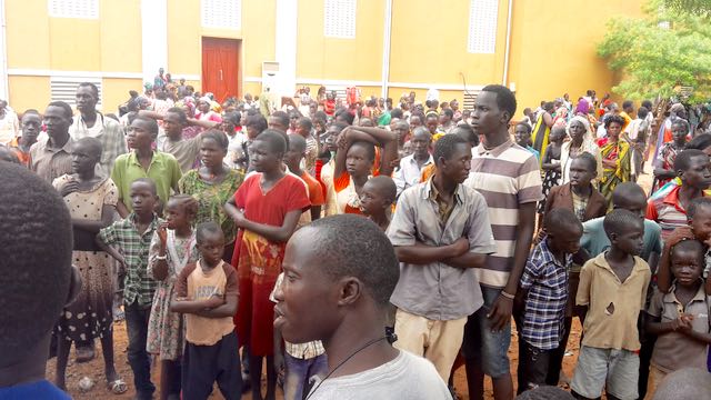 In der Provinzhauptstadt Wau haben sich große Lager mit tausenden Binnenflüchtlingen gebildet. Kirchgemeinden und Organisationen arbeiten zusammen, um Hilfe zu leisten.