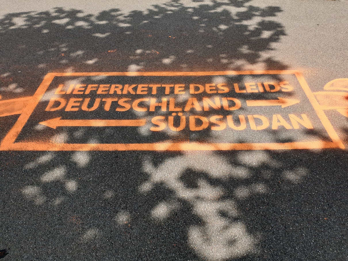 Wegweiser zeigen, wo die „Lieferkette des Leids&quot; beginnt und endet.