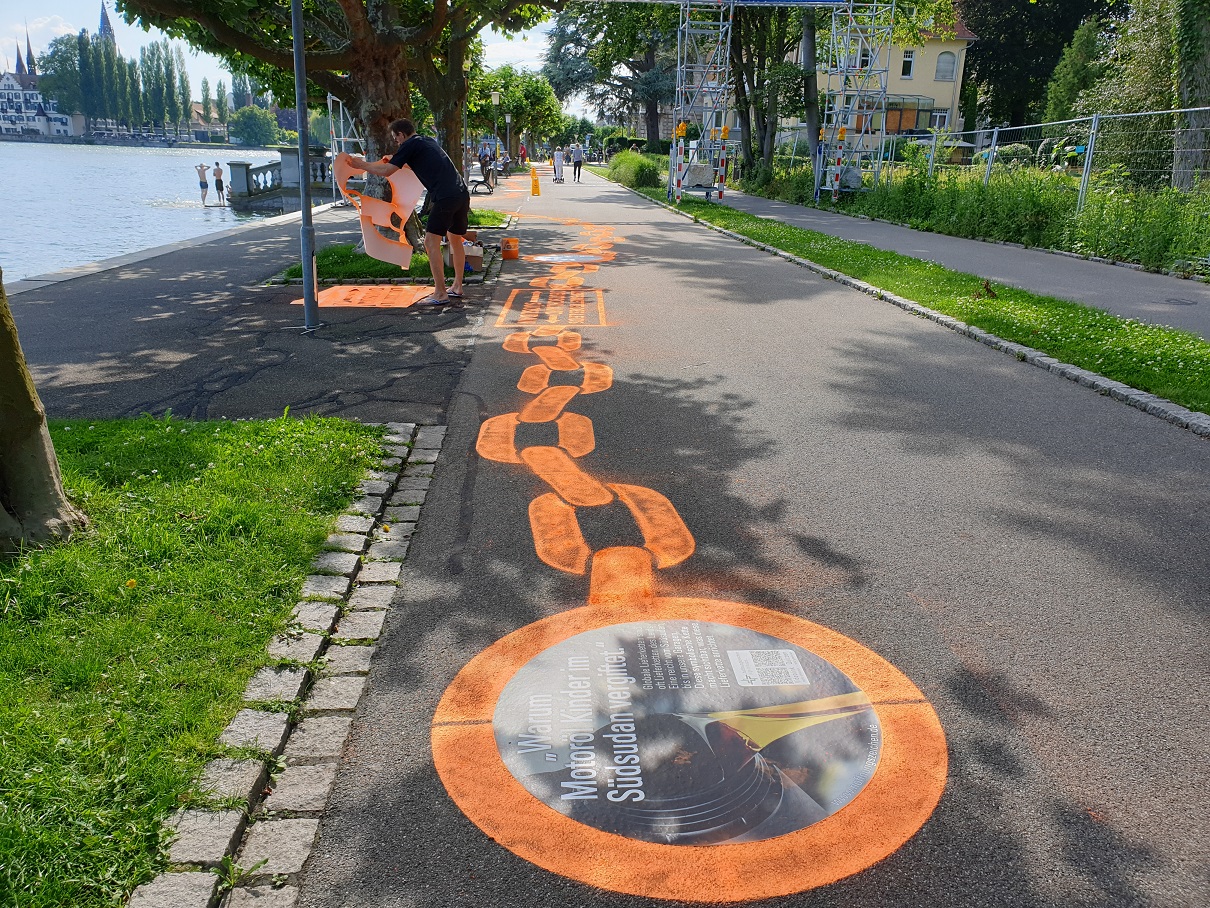 Auch an der Seestraße von Konstanz kann die „Lieferkette des Leids&quot; besichtigt werden.