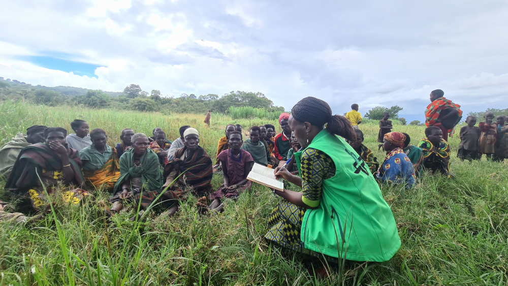 Unsere Mitarbeiterinnen und Mitarbeiter in der Region Karamoja nehmen sich der Menschen an und sorgen für einen reibungslosen Ablauf …