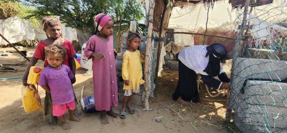 Aisha Rahimi floh 2017 mit ihrem Mann Matari und den Kindern vor dem brutalen Bürgerkrieg und landete schließlich im Flüchtlingslager Al-Salam im Gouvernement Al-Hudaida. Die Frau konnte aufgrund ihrer Erfahrung als Farmerin in das Viehzuchtprojekt unseres Projektpartners RDP aufgenommen werden und erhielt vor einem halben Jahr drei „Startschafe“.