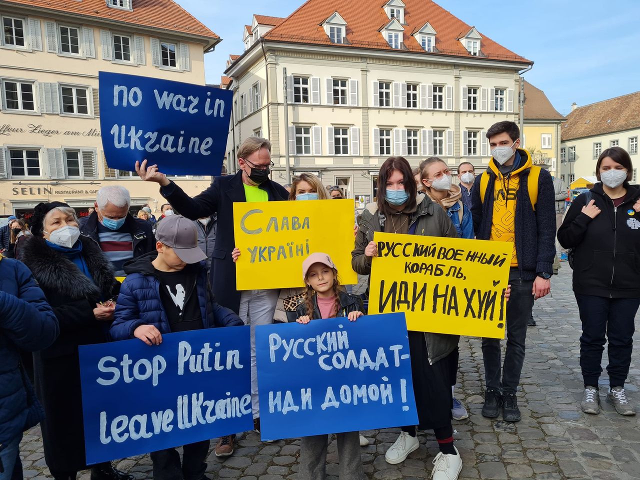 Viele Menschen sind zur Kundgebung gekommen, um ihre Solidarität mit der Ukraine auszudrücken. Viele Menschen sind zur Kundgebung gekommen, um ihre Solidarität mit der Ukraine auszudrücken.