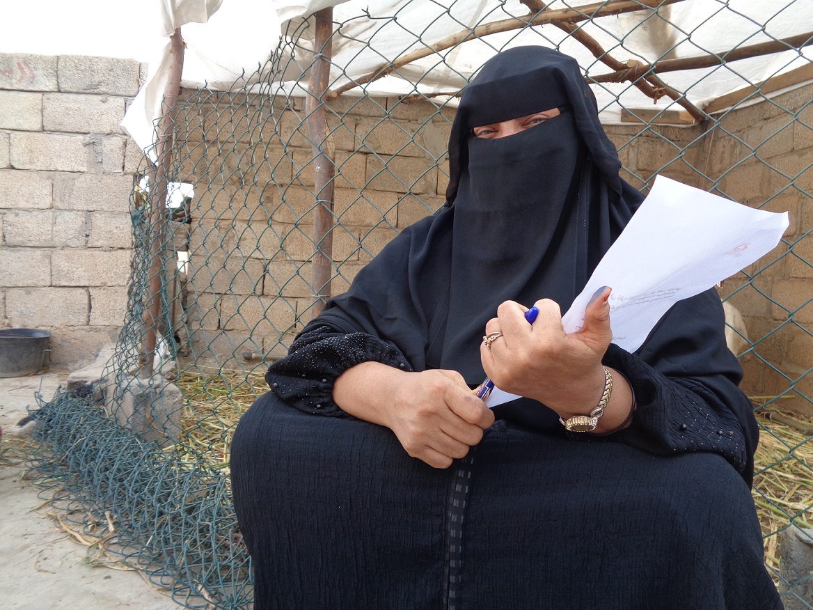 Amina kann nun ihre Mutter mit dem Einkommen durch die Viehzucht finanziell unterstützen.