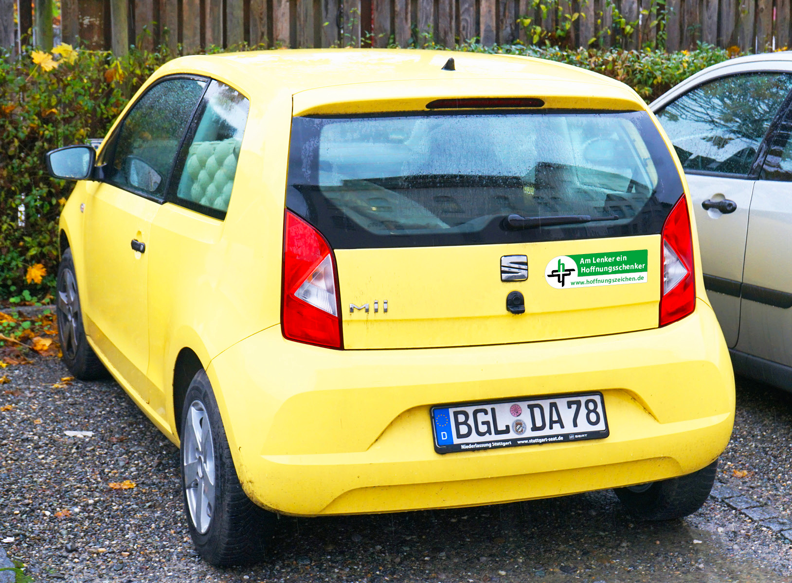 Der Aufkleber angebracht auf einem Auto