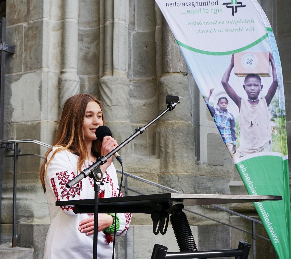 Oleksandra Berchenko, eine 15-jährige Geflüchtete, singt die ukrainische Nationalhymne. Oleksandra Berchenko, eine 15-jährige Geflüchtete, singt die ukrainische Nationalhymne.