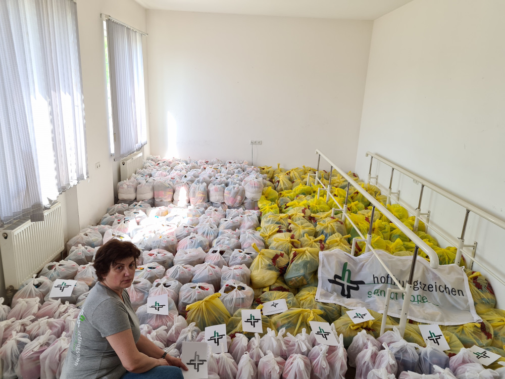 Die von vielen Helfern sorgfältig zusammengestellten Hilfspakete warten darauf, von unserer Mitarbeiterin Aljona Zeytunyan an 150 bedürftige Haushalte übergeben zu werden. Die von vielen Helfern sorgfältig zusammengestellten Hilfspakete warten darauf, von unserer Mitarbeiterin Aljona Zeytunyan an 150 bedürftige Haushalte übergeben zu werden.