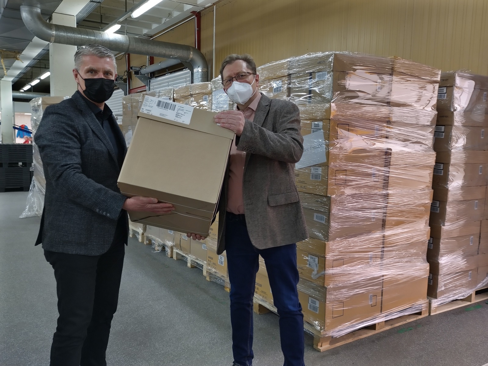 IMG_20220315_102020_komp2.jpg Der Geschäftsführer von Schiesser Andreas Lindemann (li.) und unser Erster Vorstand Reimund Reubelt (re.) packen bei der Verladung der Hilfsgüter mit an.